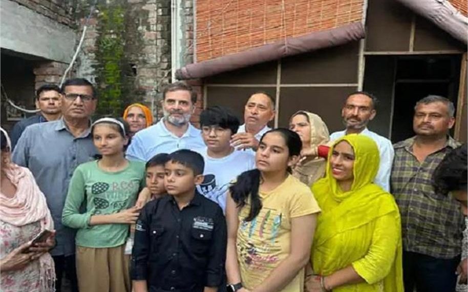 आज सुबह-सुबह हरियाणा के करनाल में पहुंचे राहुल गांधी, अमेरिका में हुए हादसे में घायल युवक के परिवार से मिले साथ में कुछ  (फोटो )