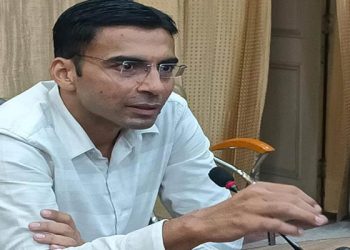 आईएएस : शराब के ठेके पर पहुंचने वाले डीएम कौन हैं, कब बने थे आईएएस, कहां से हुई है पढ़ाई जाने ?