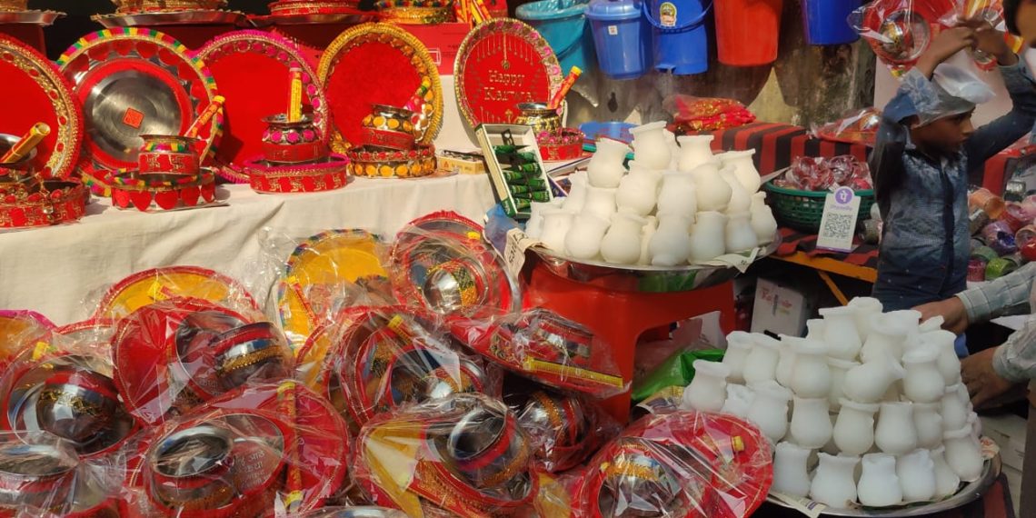 करवा चौथ को लेकर सुहागिनों में उत्साह-बाजारों में भारी भीड़-