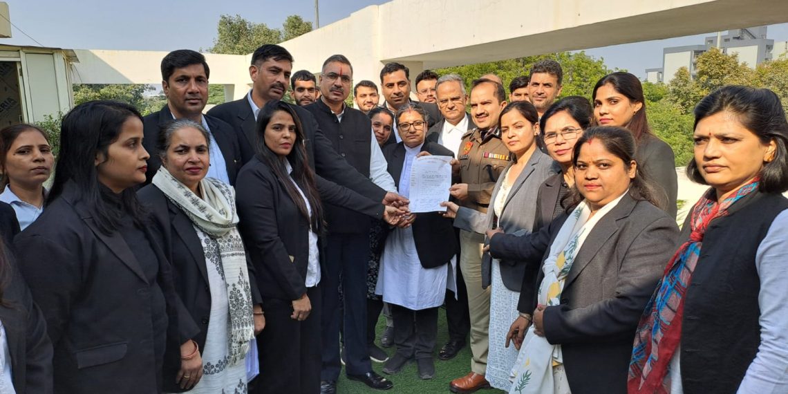 घर से वकालत के लिए निकली महिला अधिवक्ता की ह*त्या,वकीलों में आक्रोश,पुलिस कमिश्नर को सौपा ज्ञापन।