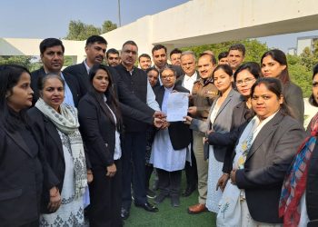 घर से वकालत के लिए निकली महिला अधिवक्ता की ह*त्या,वकीलों में आक्रोश,पुलिस कमिश्नर को सौपा ज्ञापन।