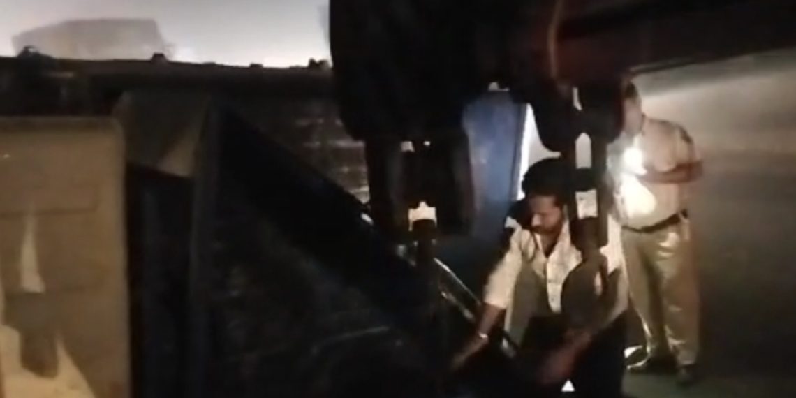 बीच सड़क पर पलटी गौ तस्करों की तेजरफ्तारी गाड़ी एक तस्कर की मौत आधा दर्जन गिरफ्तार,मृतक पर आधा दर्जन मुकदमें दर्ज।