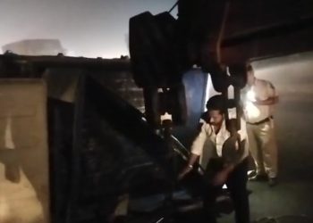 बीच सड़क पर पलटी गौ तस्करों की तेजरफ्तारी गाड़ी एक तस्कर की मौत आधा दर्जन गिरफ्तार,मृतक पर आधा दर्जन मुकदमें दर्ज।