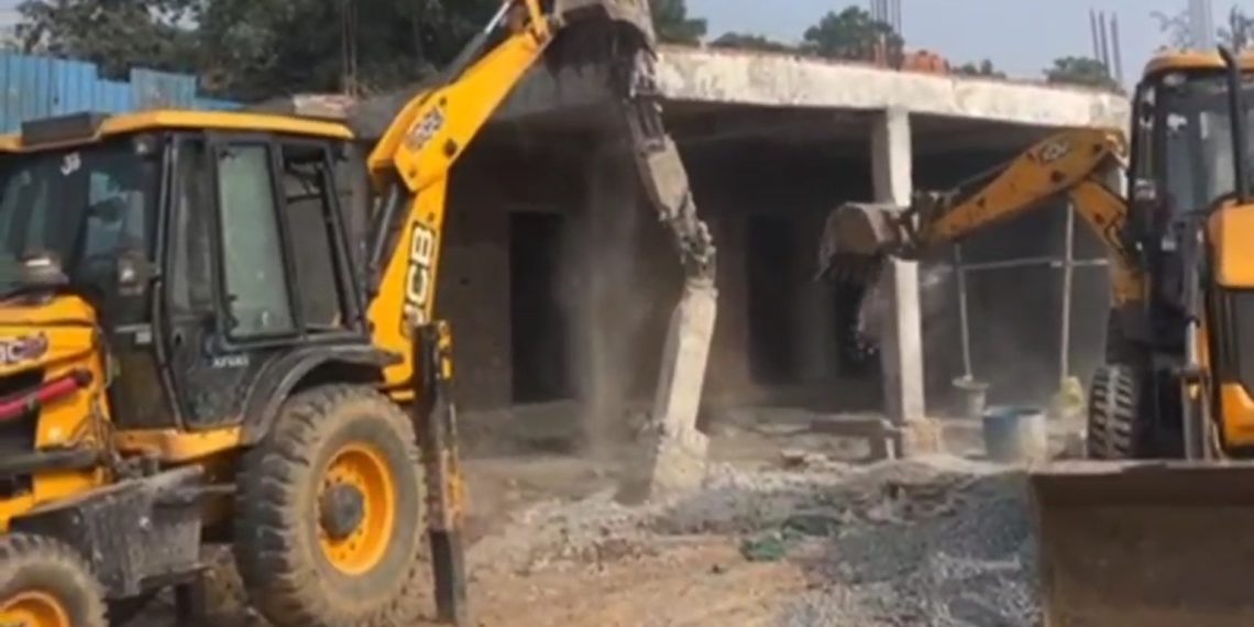 सोहना के गांव रायसीना की अरावली पहाड़ी पर गरजा MC का बुलडोज़र-डेढ़ दर्जन फार्म हॉउस ध्वस्त,जारी रहेगी तोड़फोड़ की कार्यवाही