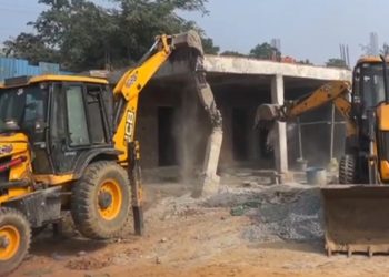 सोहना के गांव रायसीना की अरावली पहाड़ी पर गरजा MC का बुलडोज़र-डेढ़ दर्जन फार्म हॉउस ध्वस्त,जारी रहेगी तोड़फोड़ की कार्यवाही