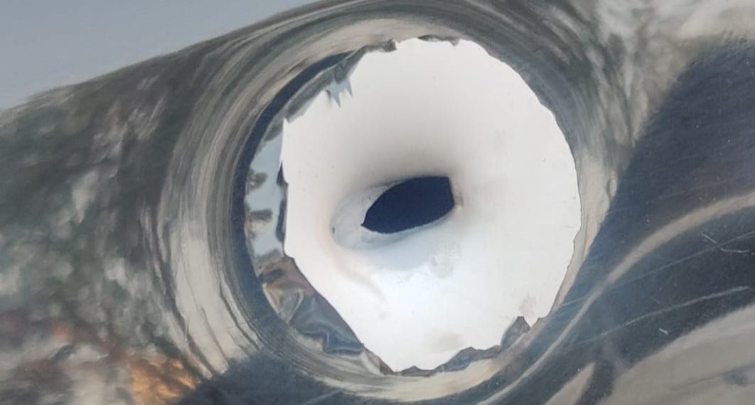 नगर परिषद चेयरपर्सन प्रतिनिधि की फॉर्च्यूनर गाड़ी पर अज्ञात नकाबपोश बदमासों ने बरसाई गोली-चालक ने हवाई फायरिंग कर बचाई जान।