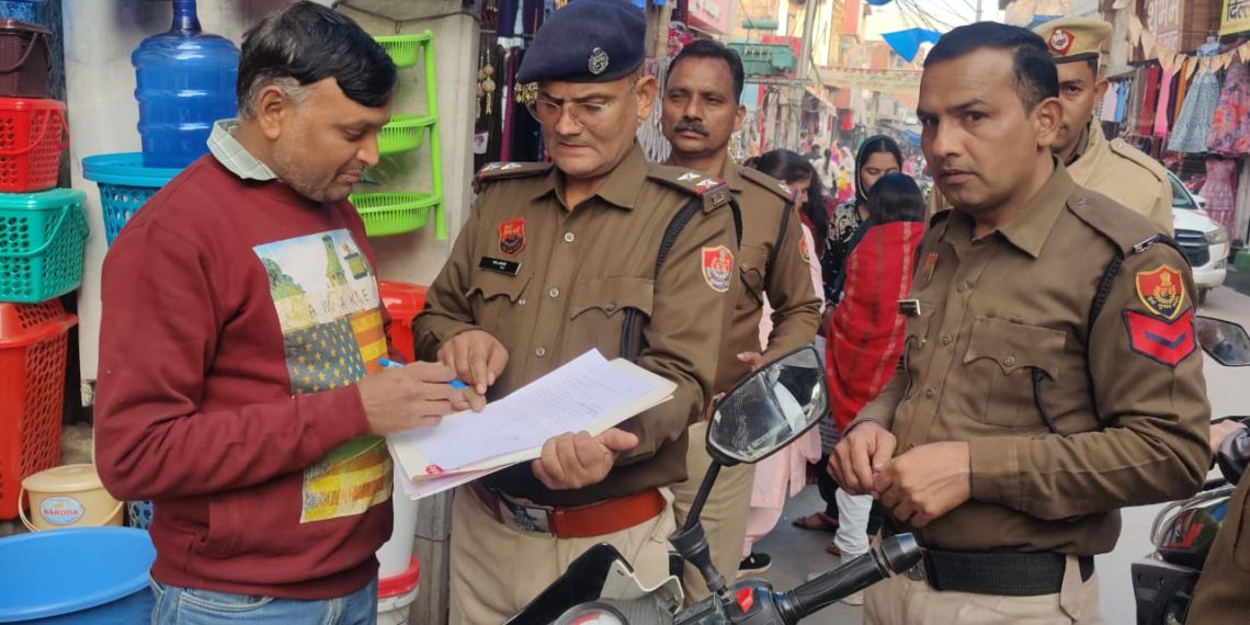 अतिक्रमण कारी दुकानदारों पर पुलिस व परिषद ने कसी नकेल- गलत वाहन पार्क करने वालो के भी किए चालान(वीडियो)