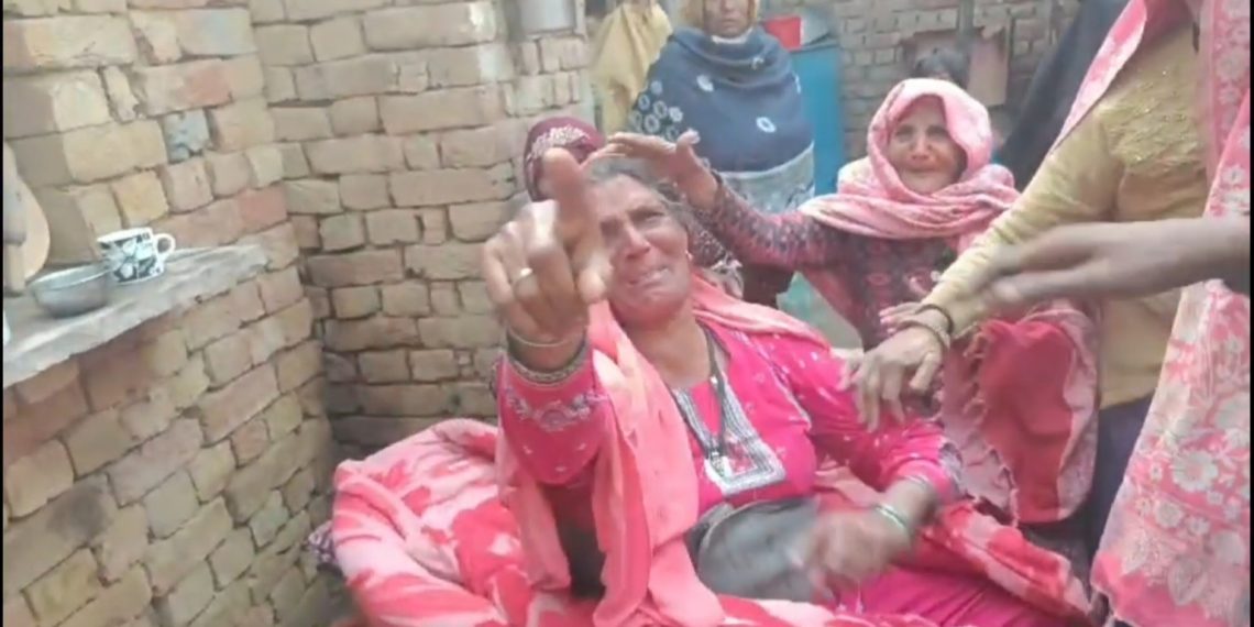 ताऊ के लड़के ने चचेरे भाई को कुल्हाड़ी से काट कर उतारा मौत के घाट(video)