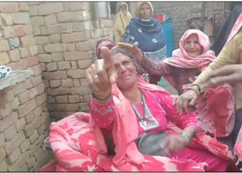 ताऊ के लड़के ने चचेरे भाई को कुल्हाड़ी से काट कर उतारा मौत के घाट(video)