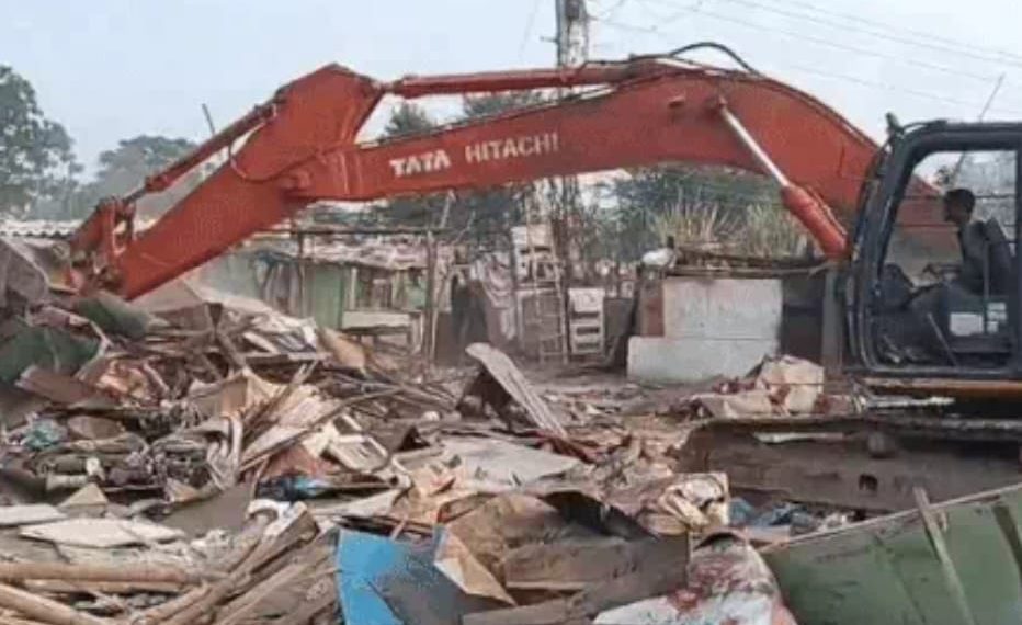 चंडीगढ़ में सुबह अवैध कॉलोनी पर चला बुलडोजर,12 एकड़ सरकारी जमीन होंगे कब्जामुक्त