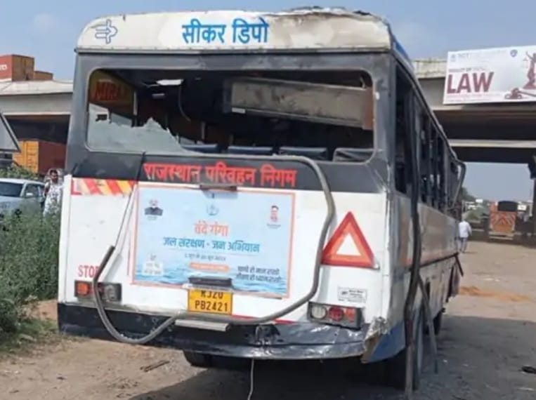 गुरुग्राम में बस पलटी, राजस्थान रोडवेज बस और कार में हुई टककर