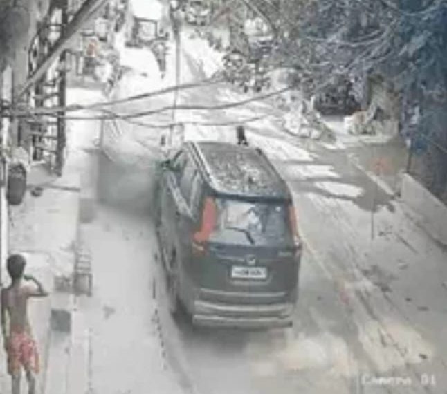 गुरुग्राम में SUV ने ठोके कई वाहन,:एक युवक को घसीटा, कई गाड़ियां क्षतिग्रस्त