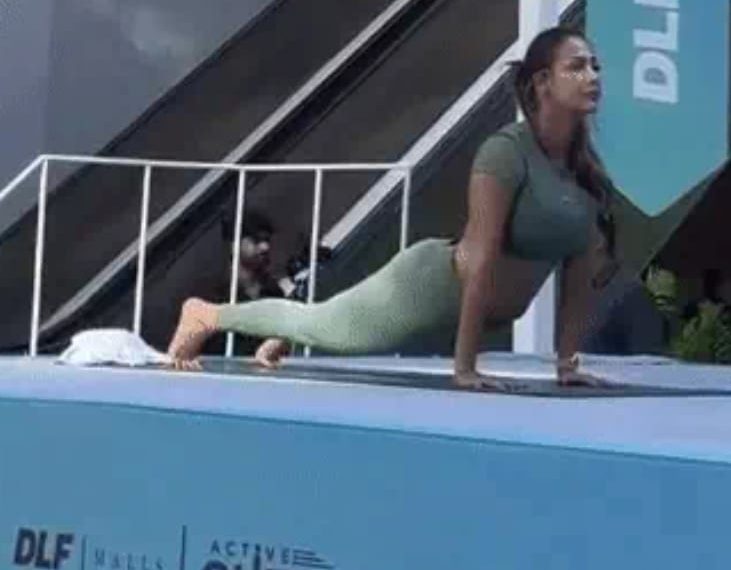 बॉलीवुड अभिनेत्री मलाइका अरोड़ा गुरुग्राम पहुंची ,साइबर हब में कराया योग