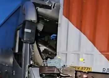 करनाल नेशनल हाईवे पर भयंकर सड़क हादसा हुआ ,AC बस ट्रक में घुसी –