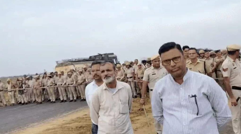 हरियाणा के नूंह जिले में भूमि अधिग्रहण मुआवजे की मांग को लेकर किसानों ने महापंचायत बुलाई,आईएमटी रोजकामेव में धरने पर बैठे किसान