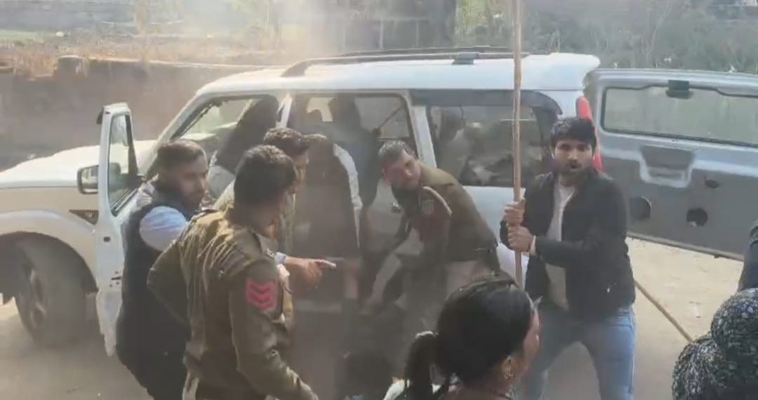 मेवात के पुन्हाना में दिल्ली पुलिस पर ग्रामीणों का हमला-गाड़ी चोरी के मामले में आरोपी को पकड़ने के लिए गई थी दिल्ली पुलिस-