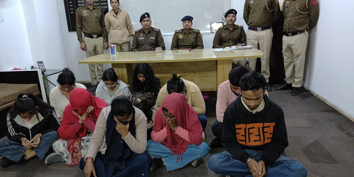 अवैध कॉल सेंटर का भंडाफोड़-11युवतियों सहित 13 ठग गिरफ्तार-