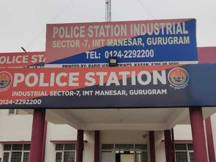 बिलाल नामक युवक ने पहले बेल्ट से गला घोंटा फिर मीट काटने वाले हथियार से गला काटा-20 वर्षीय अर्धनग्न युवती की सिर कटी लाश का खुलासा-