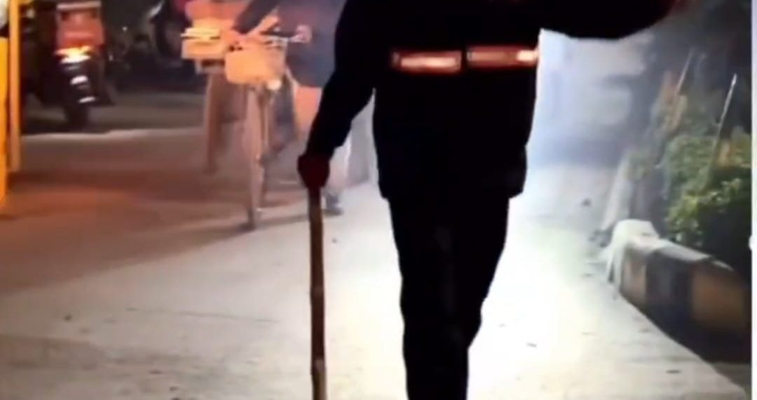 सिक्योरिटी गार्ड ने मर्सिडीज़ गाड़ी पर बरसाए डंडे-