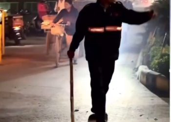 सिक्योरिटी गार्ड ने मर्सिडीज़ गाड़ी पर बरसाए डंडे-