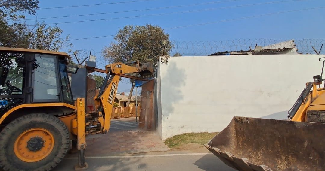 सोहना दस नंबरी के घर पर चला पुलिस का बुल्डोजर-
