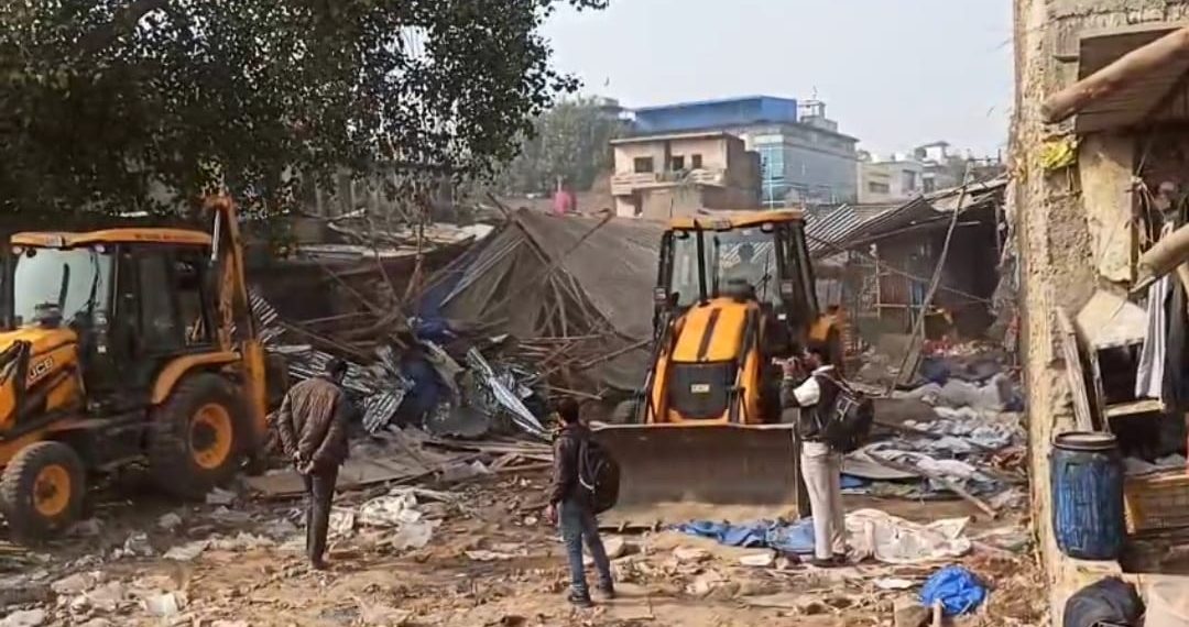 गैंगस्टर रिक्की की अस्थाई कॉमर्शियल मार्किट पर चला बुल्डोजर-